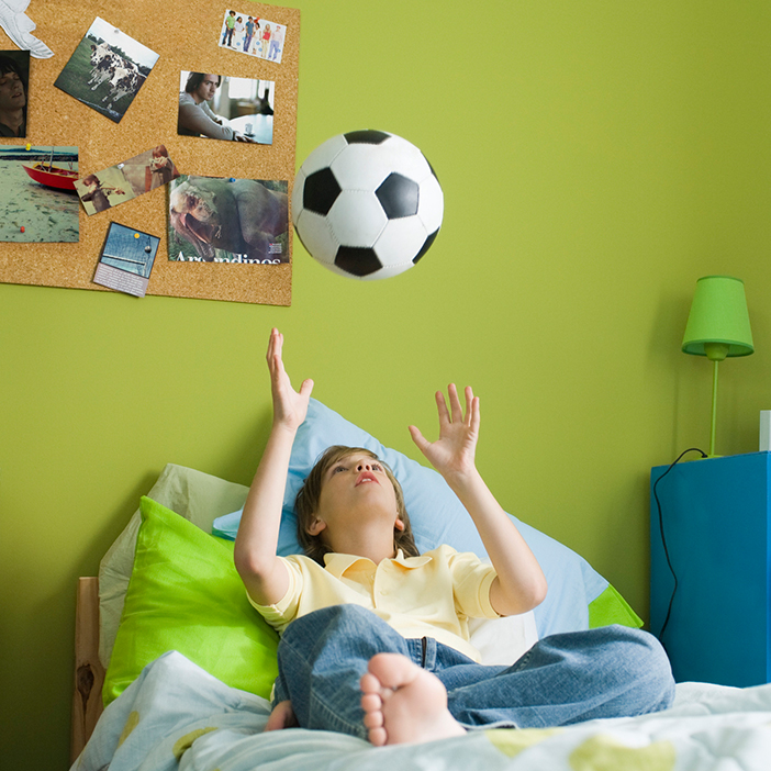 Junge mit Fußball bei Ravensburger